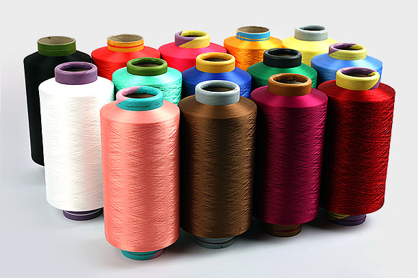 Apakah kelebihan utama menggunakan Benang DTY Poliester dalam aplikasi tekstil, dan bagaimana proses pengeluarannya menyumbang kepada populariti dan penggunaan meluas dalam industri tekstil?